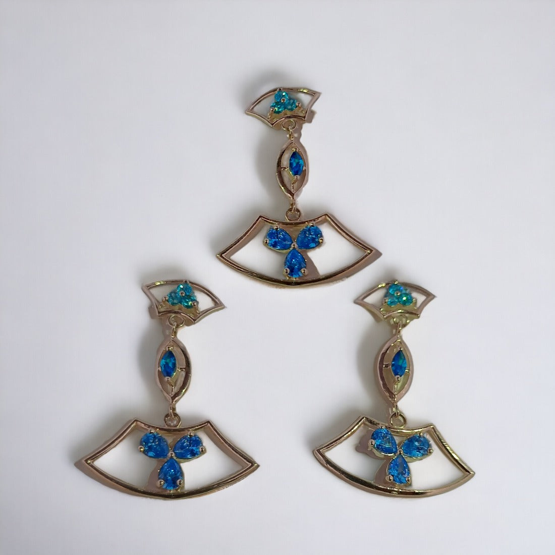 BLUE STONNED PENDANT & EARRING SET(Without Chain)