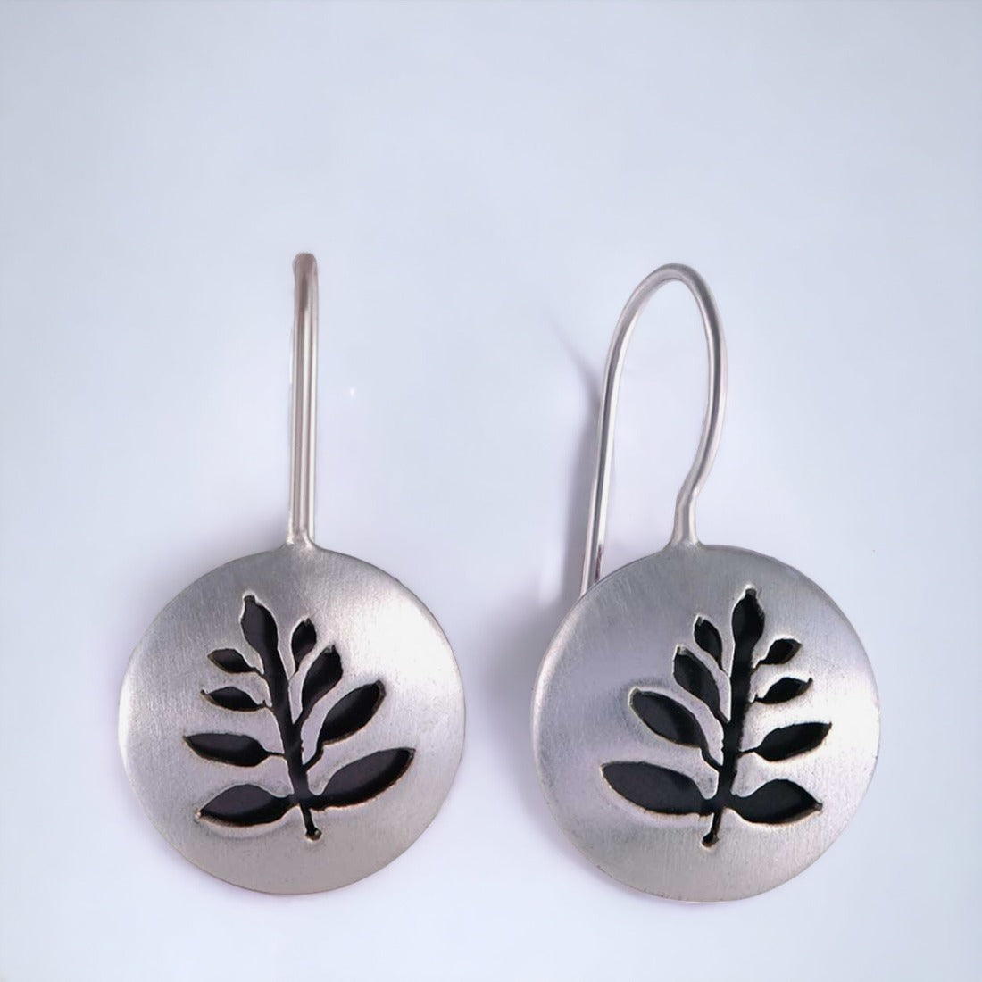 Round Leaf Engraved Pendant With Earring Set